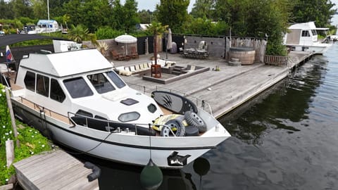 NEW - LITTLE IBIZA, on a lake near Amsterdam, with HOT TUB! Docked boat in South Holland (province)