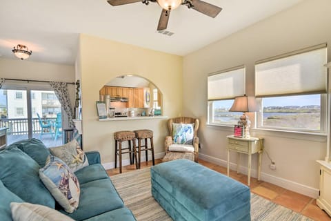 Walk to Beach Ocean-View Home in Galveston! House in Galveston Island