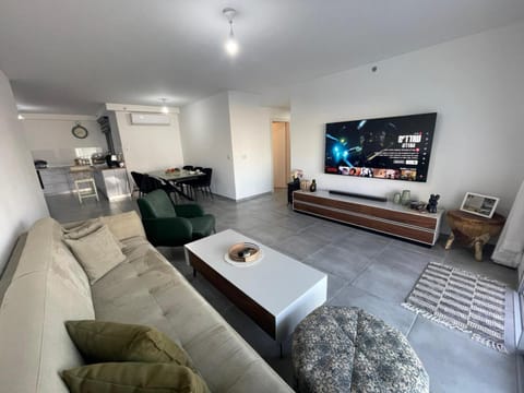 Communal lounge/ TV room, Bed, Living room, Photo of the whole room, Seating area