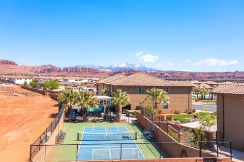Paradise Village 107 Private Pool, Hot Tub, Pickle-ball, Basketball, Futsal Court, and Game Room House in Santa Clara