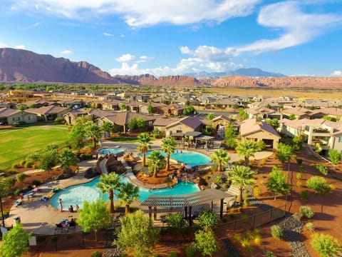 Paradise Village at Zion 28 Private Hot Tub, Outdoor firepit, and Community Pool House in Santa Clara