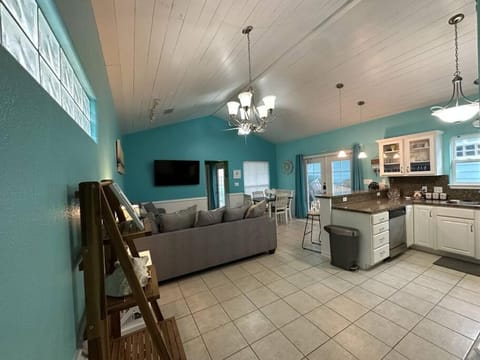 Barefoot Bungalow - Pet Friendly- 2 Bdrm Townhome Villa in North Padre Island
