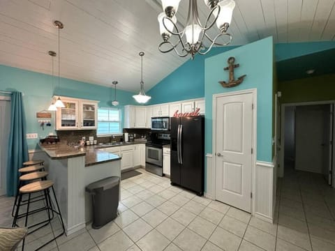Barefoot Bungalow - Pet Friendly- 2 Bdrm Townhome Villa in North Padre Island