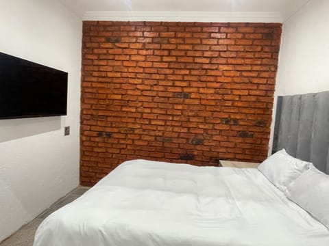 Stay In Carlazo - Unlimited WiFi, Solar backup Bed and Breakfast in Roodepoort