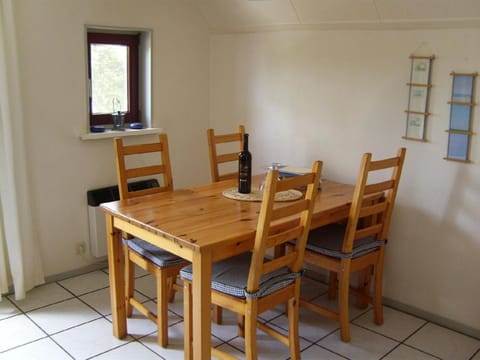 Gemütliches Ferienhaus mit Garten und einer Terrasse mit Windfang House in Anjum