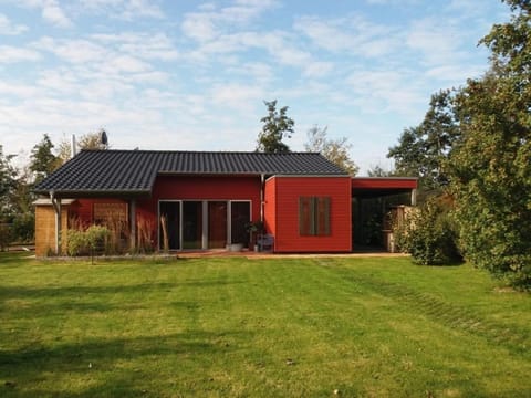 Ferienhaus am kleinen See mit Steg, Garten und Terrasse House in Drenthe (province)