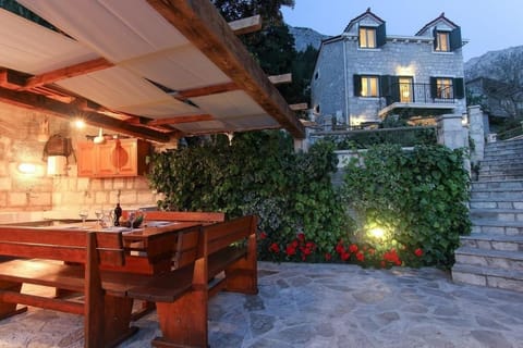 Modernes Ferienhaus mit Meerblick von Balkon und Terrasse House in Baška Voda