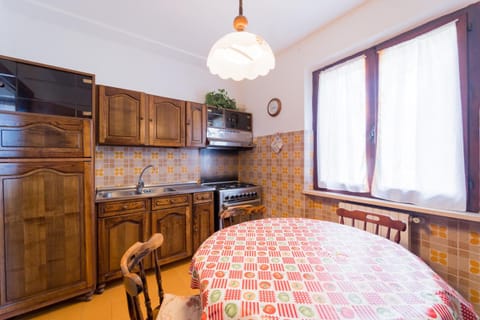 Kitchen or kitchenette, Dining area, pet friendly