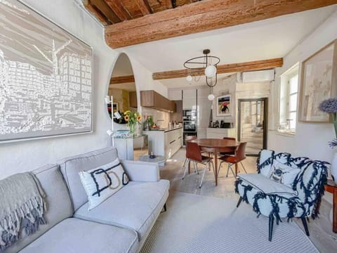 Kitchen or kitchenette, Living room, Seating area, Dining area