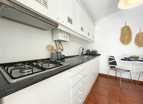 Kitchen or kitchenette, Dining area, dishwasher, minibar, stove