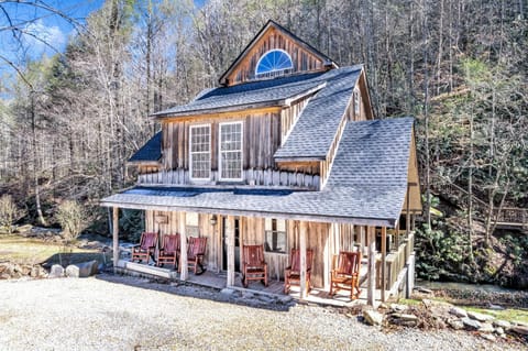 The General Store - 3 king bedrooms 3 baths - private 36-acre resort with 6 homes amazing waterfall Casa in Cosby