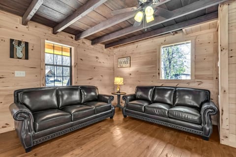 The General Store - 3 king bedrooms 3 baths - private 36-acre resort with 6 homes amazing waterfall Haus in Cosby