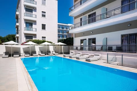 Pool view, Swimming pool, sunbed