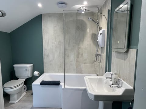 Tŷ Glas, Fishguard, Ideal for beach, coastal path and town! House in Fishguard