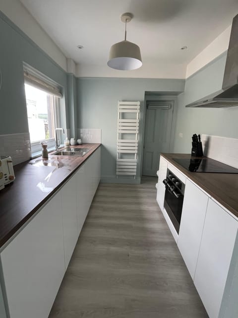 Tŷ Glas, Fishguard, Ideal for beach, coastal path and town! House in Fishguard