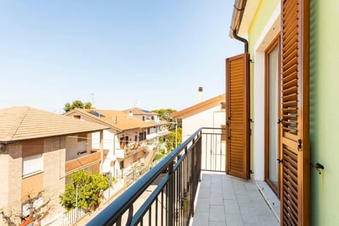 Balcony/Terrace, City view, Street view, Quiet street view