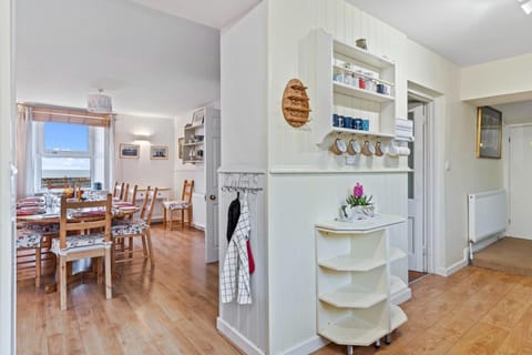 Kitchen or kitchenette, Dining area, minibar, pet friendly