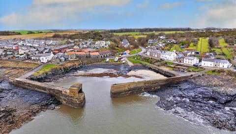 Property building, Nearby landmark, Day, Neighbourhood, Natural landscape, Bird's eye view, View (from property/room), Lake view, River view, Sea view, Location