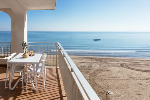 View (from property/room), Balcony/Terrace, Dining area, Sea view