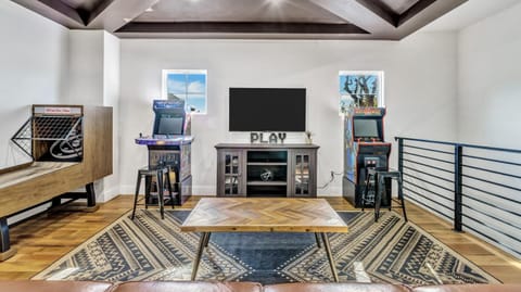 Luxury (Less than mile from AT&T Stadium/GlobeLife) GameRoom/Basketball Hoop House in Arlington