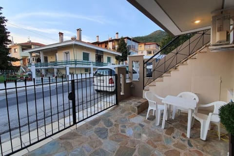 Property building, Patio, Day, Neighbourhood, Natural landscape, View (from property/room), Balcony/Terrace, Mountain view, Street view, Location, Parking