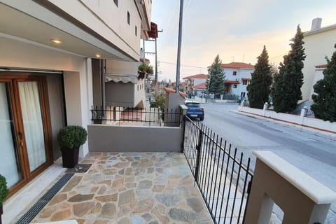 Day, Neighbourhood, View (from property/room), Balcony/Terrace, Street view, Location, Parking