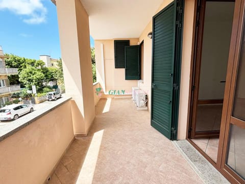 Property building, Day, Balcony/Terrace