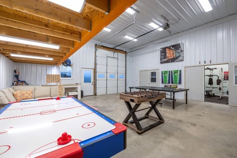 Black Hills Barndo--Game Room, Massage Chair & Hot Tub House in East Custer