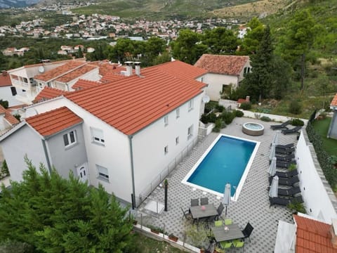 Shower, Property building, Hot Tub, Swimming pool