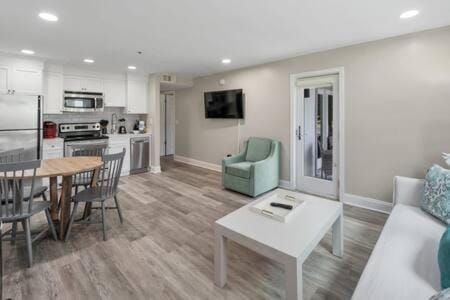 Stylish Condo with Private Balcony! Haus in Lower Grand Lagoon
