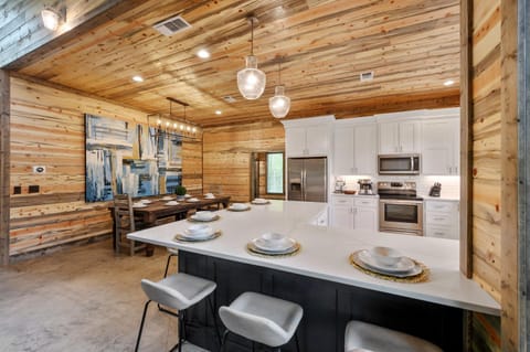 Fun & Inviting Modern Luxury 4br Retreat At Broken Bow Lake Features Hot Tub, Fire Pit, Playground And More Once In A Blue Moon By Boutiq House in Oklahoma