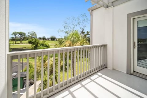 Newly Renovated Condo with Private Balcony! House in Lower Grand Lagoon