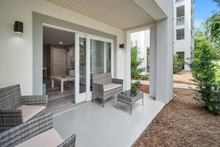 Newly Renovated Condo Balcony & Free Parking Haus in Lower Grand Lagoon