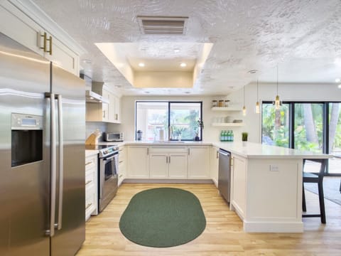 Kitchen or kitchenette, Dining area, dishwasher, minibar, pet friendly, stove, toaster