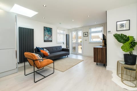 Spacious Modern 2 Bedroom London Flat Condo in Beckenham