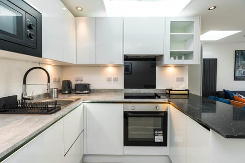 Spacious Modern 2 Bedroom London Flat Condo in Beckenham