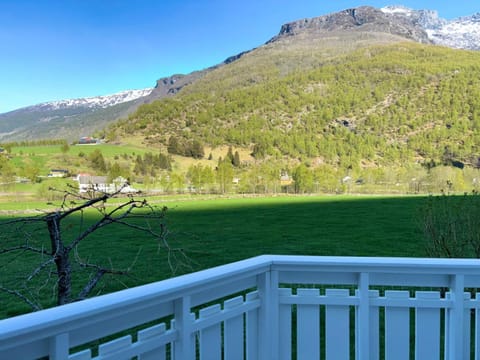 Flåm holiday home - mountain view - 1 km from Flåm Apartamento in Flam