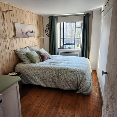Bed, View (from property/room), Photo of the whole room, Bedroom, River view