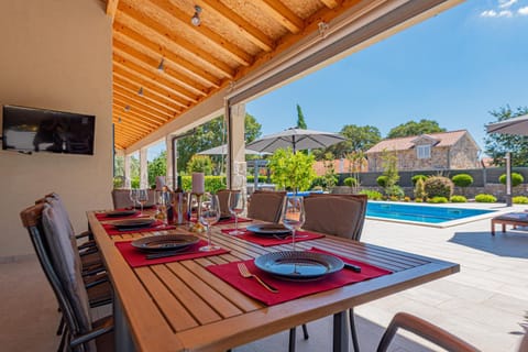 Dining area, Swimming pool