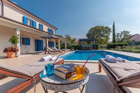 Property building, Hot Tub, Pool view, Swimming pool, Swimming pool, sunbed