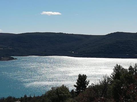 GORGES DU VERDON CAMPING 3 etoiles PROCHE DU LAC DE STE CROIX NBRES ACTIVITES NAUTIQUES RANDONNEES ENTOURE DE CHAMPS DE LAVANDES 4 PERS Campground/ 
RV Resort in Bauduen