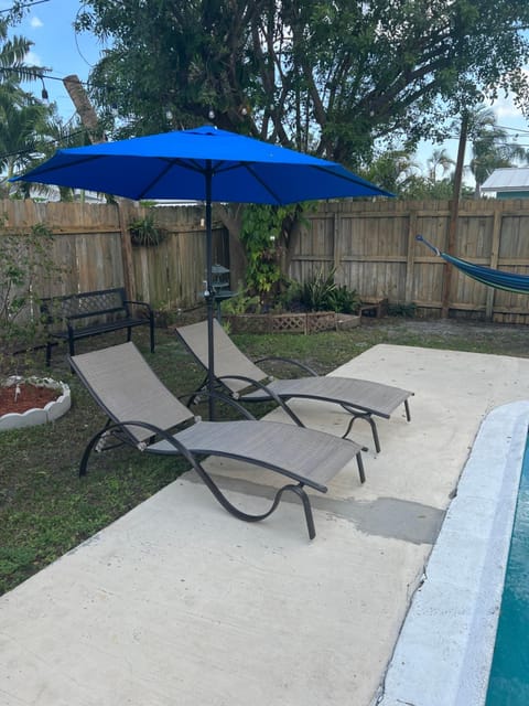 Cozy Blue house blocks from beach with Private Pool, BBQ, Backyard Casa in Deerfield Beach