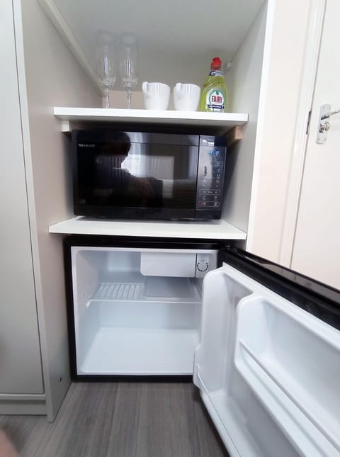 Kitchen or kitchenette, minibar