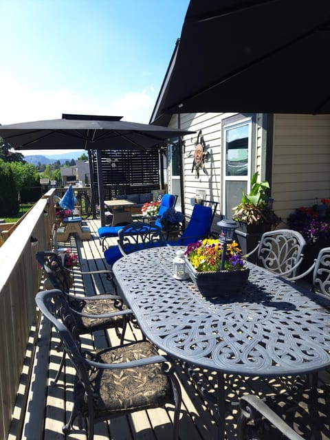 Sunny Stays Family Pool Home, Golf, lake and vineyards near YLW and UBCO House in Kelowna
