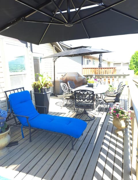 Sunny Stays Family Pool Home, Golf, lake and vineyards near YLW and UBCO Casa in Kelowna