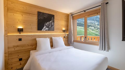 Bed, Natural landscape, Photo of the whole room, Bedroom, Mountain view