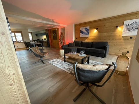 Skiing, TV and multimedia, Kitchen or kitchenette, Living room, Seating area, Dining area, Mountain view, Mountain view, Seasons, microwave, stove, kitchen