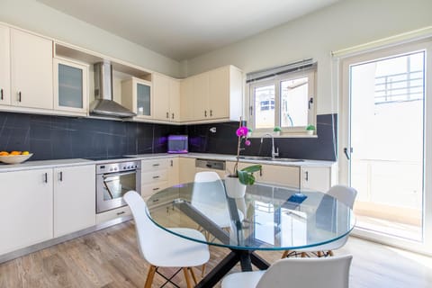 Kitchen or kitchenette, Dining area, dishwasher, minibar, oven, pet friendly, stove, kitchen