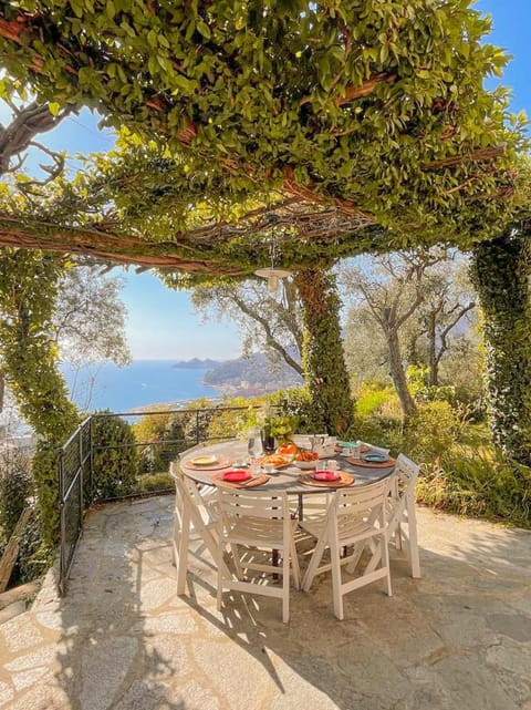 View (from property/room), Balcony/Terrace, Dining area