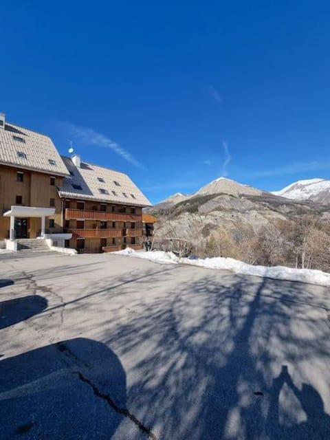 Property building, Day, Natural landscape, Winter, Mountain view